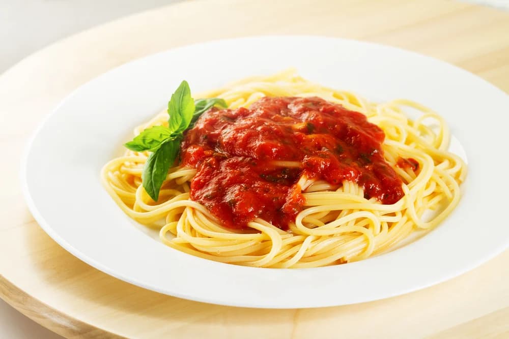 Pratos de massa com molho de tomate